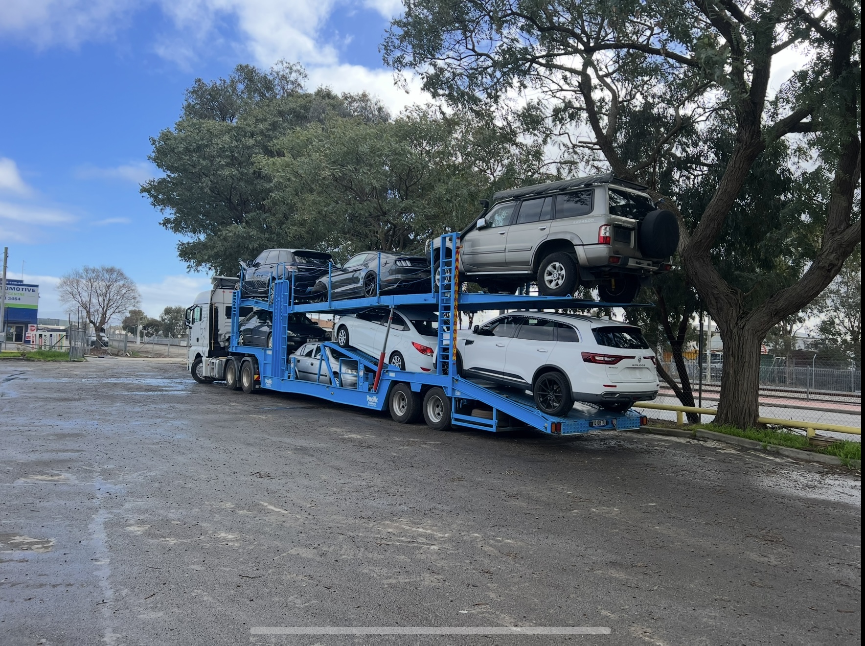 Auto Mover Car Carrier Transporting Multiple Vehicles