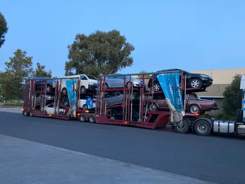 Auto Mover Multi-Deck Car Carrier Loaded with Vehicles