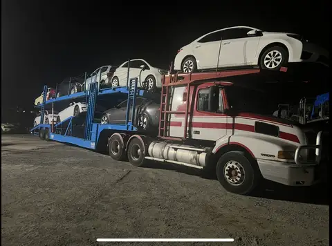 Auto Mover Car Carrier Loaded with Multiple Vehicles for Transport