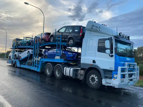 Auto Mover Car Carrier Loading Multiple Vehicles for Transport