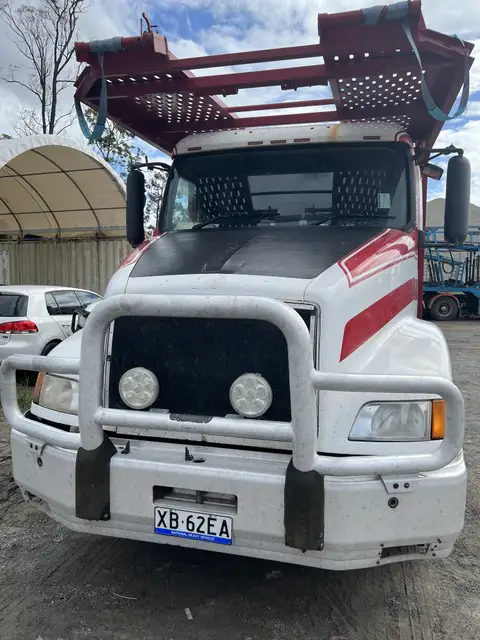 Auto Mover White Utility Truck with Custom Bullbar