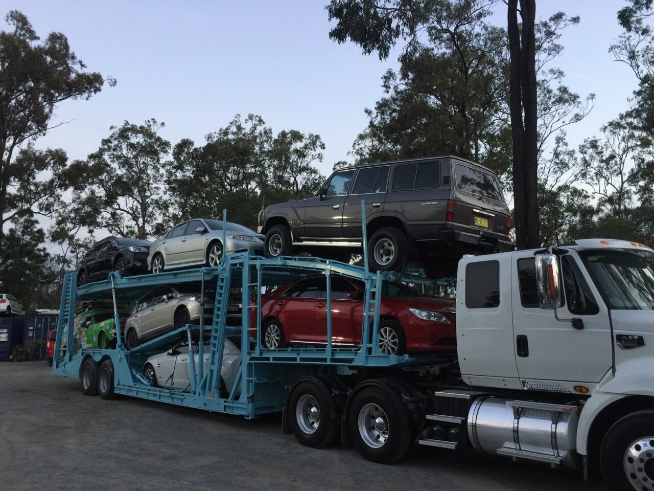 Auto Mover Car Carrier Loaded with Multiple Vehicles