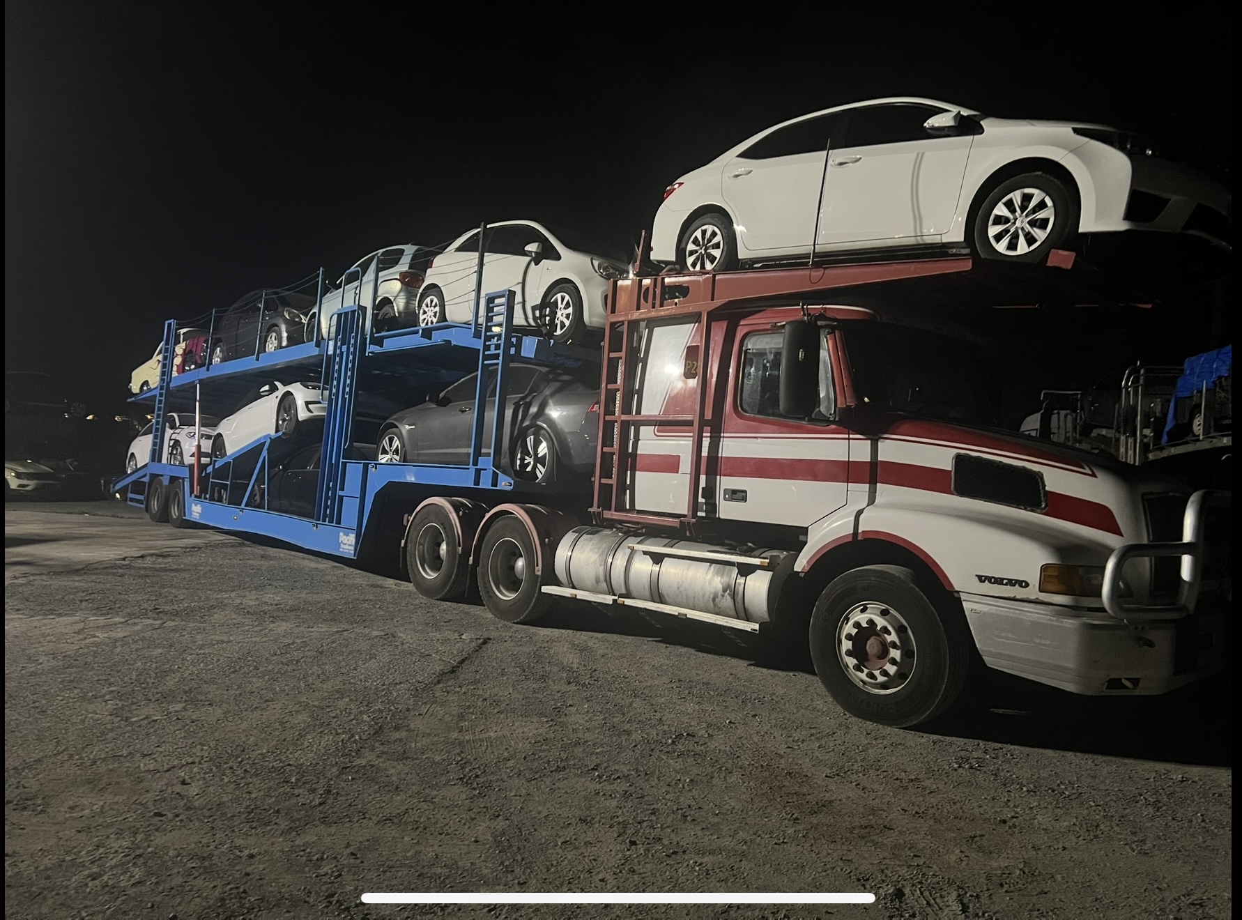 Auto Mover Car Carrier Loaded with Multiple Vehicles for Transport