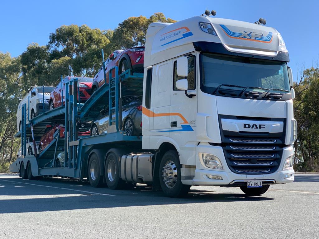 Auto Mover DAF Truck Transporting Multiple Vehicles Interstate
