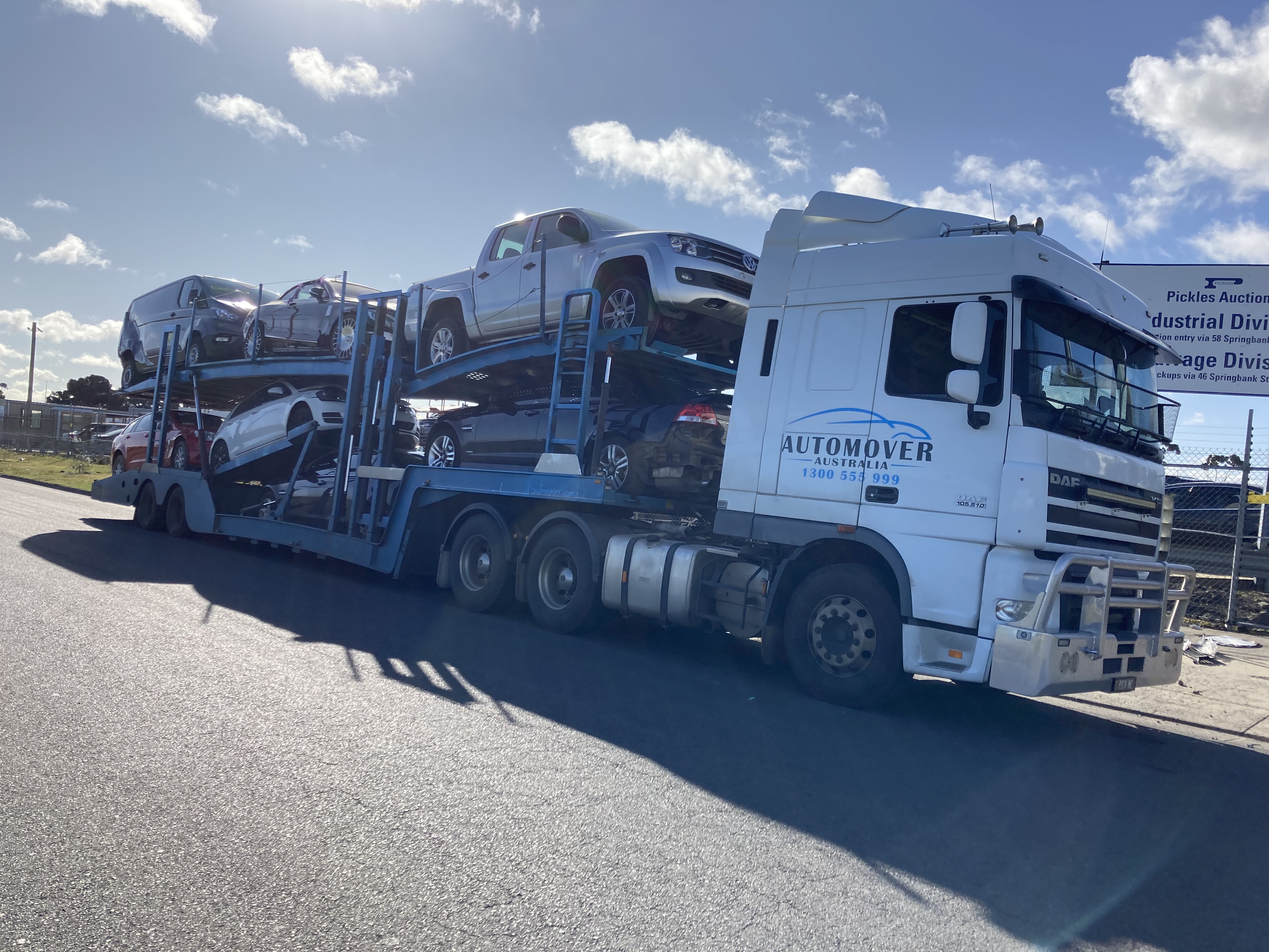 Auto Mover DAF Truck Transporting Multiple Vehicles Interstate