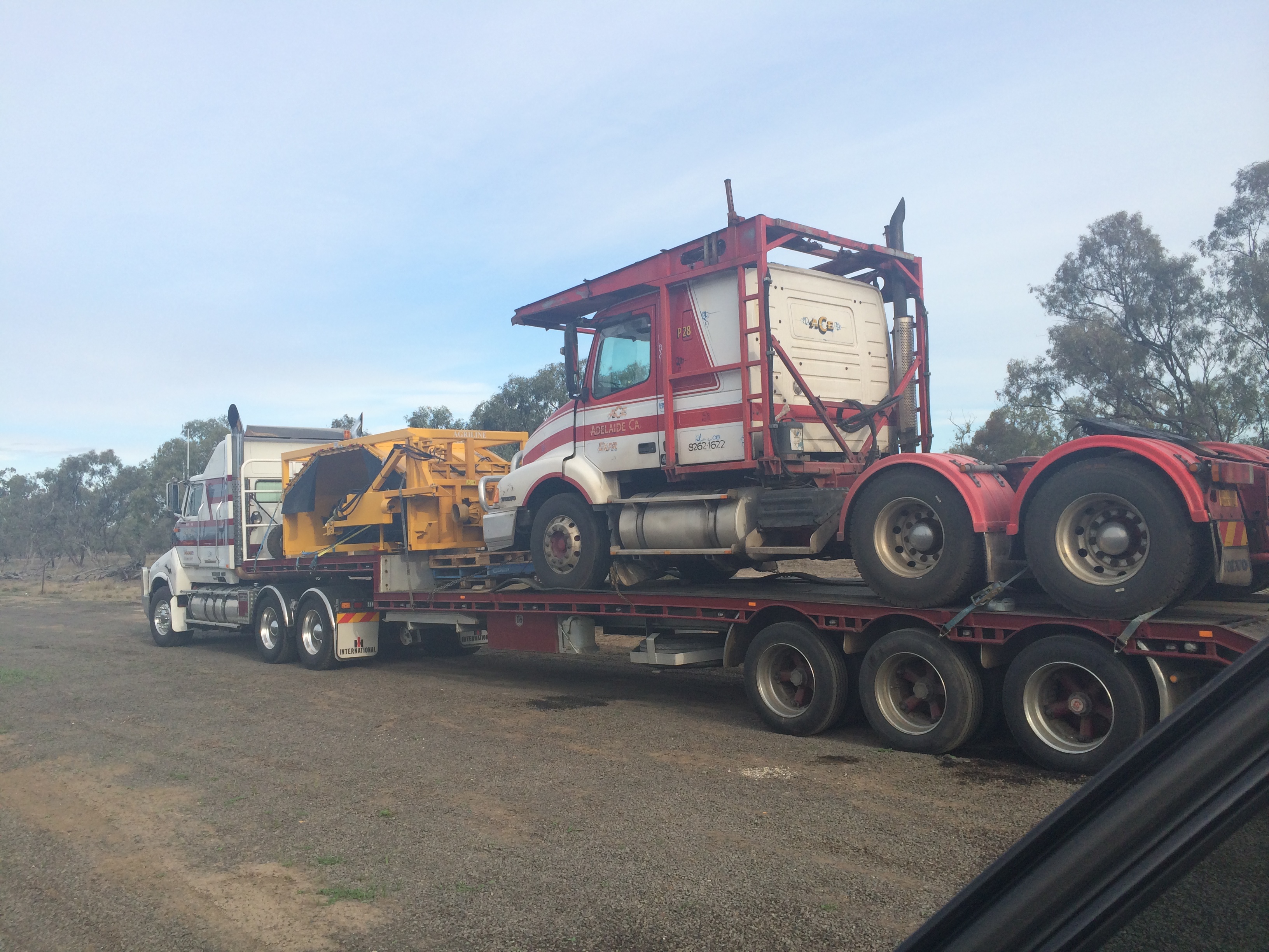 Auto Mover Heavy Haulage: Truck and Excavator Transport