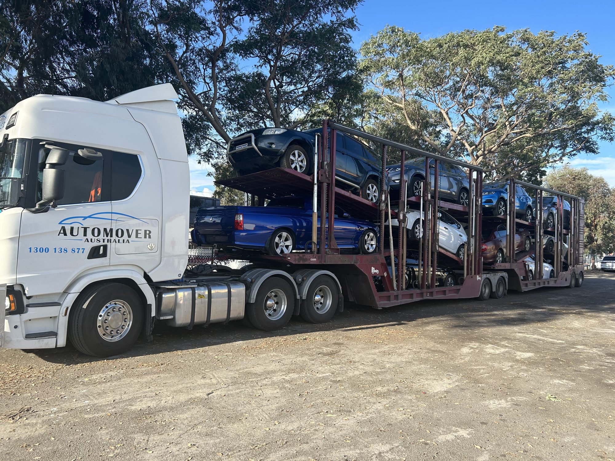 Auto Mover Interstate Car Carrier Loaded with Multiple Vehicles