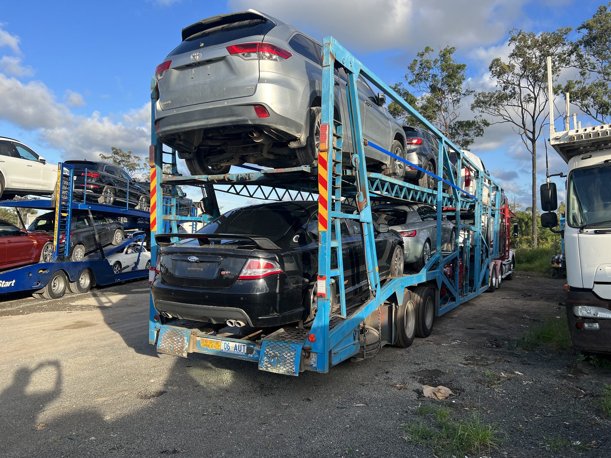 Auto Mover Multi-Deck Car Carrier Loaded with Vehicles