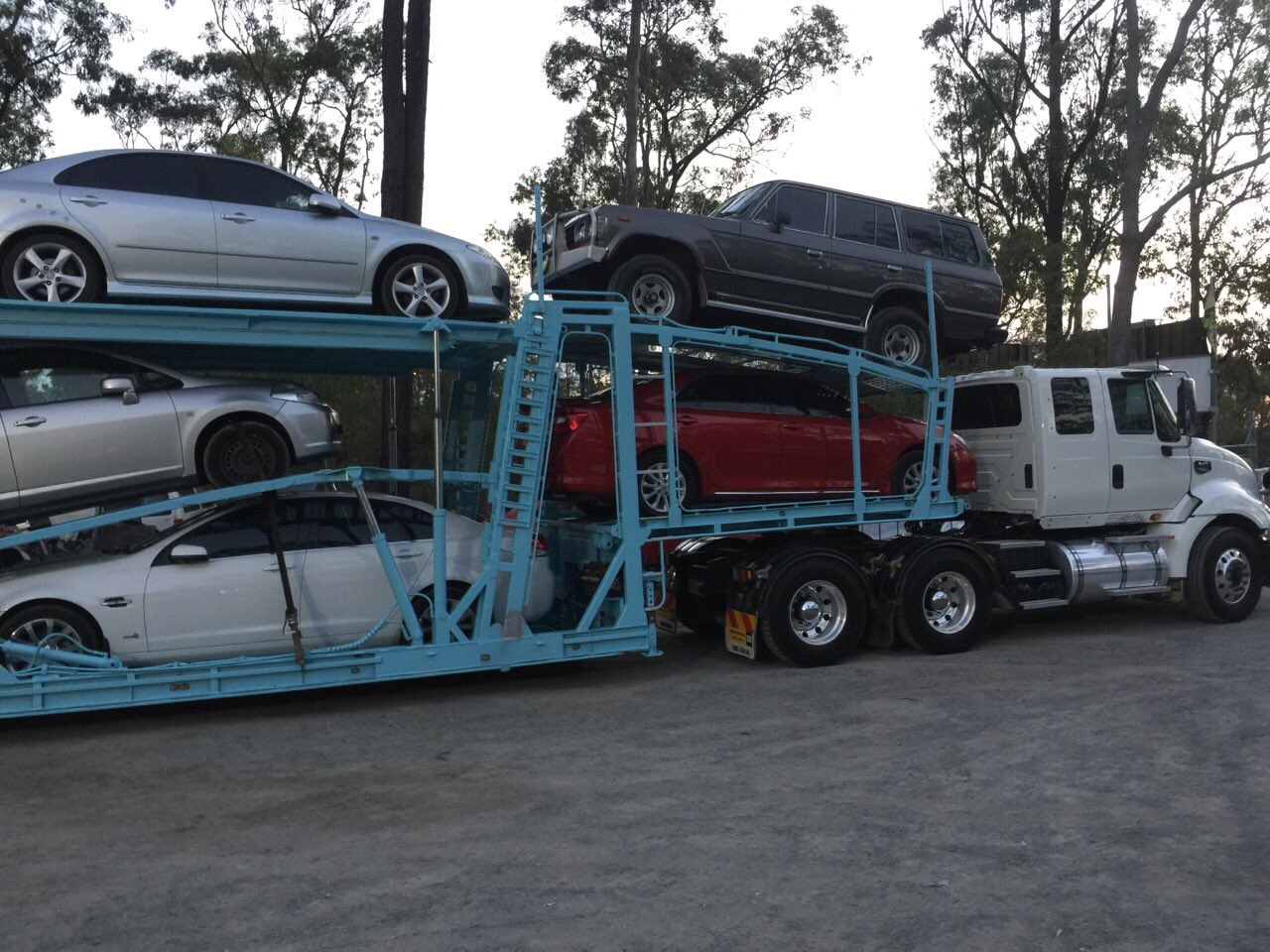 Auto Mover Multi-Deck Car Carrier with Four Vehicles Loaded