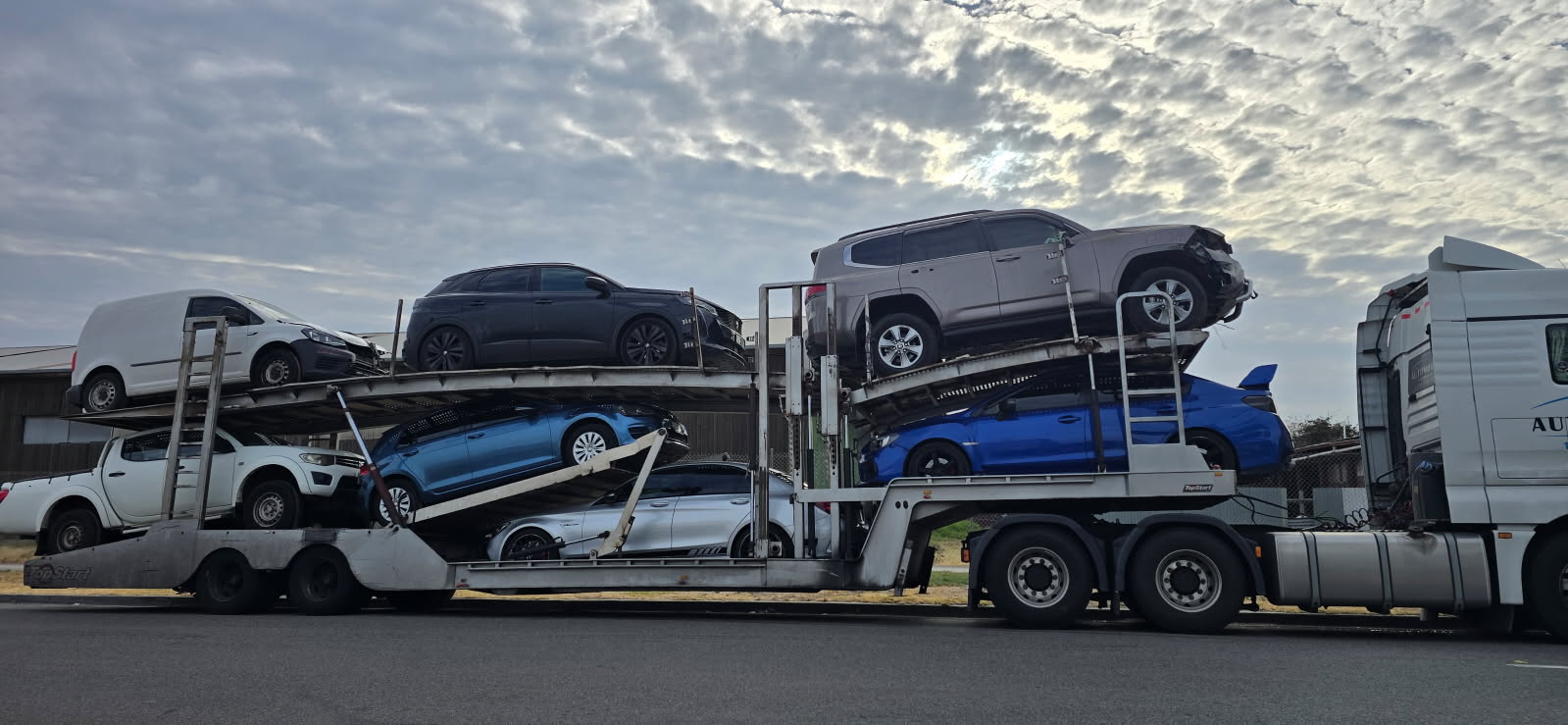 Auto Mover Multi-Deck Car Carrier with Mixed Vehicle Load