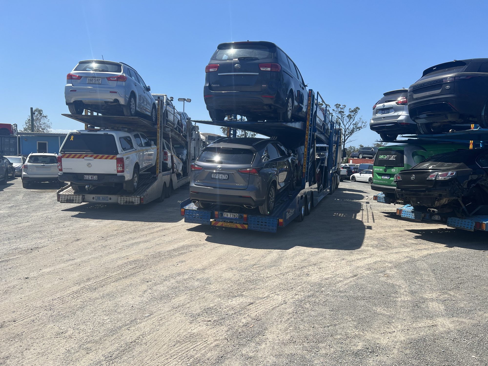 Auto Mover Multi-Deck Car Carriers Loading Vehicles