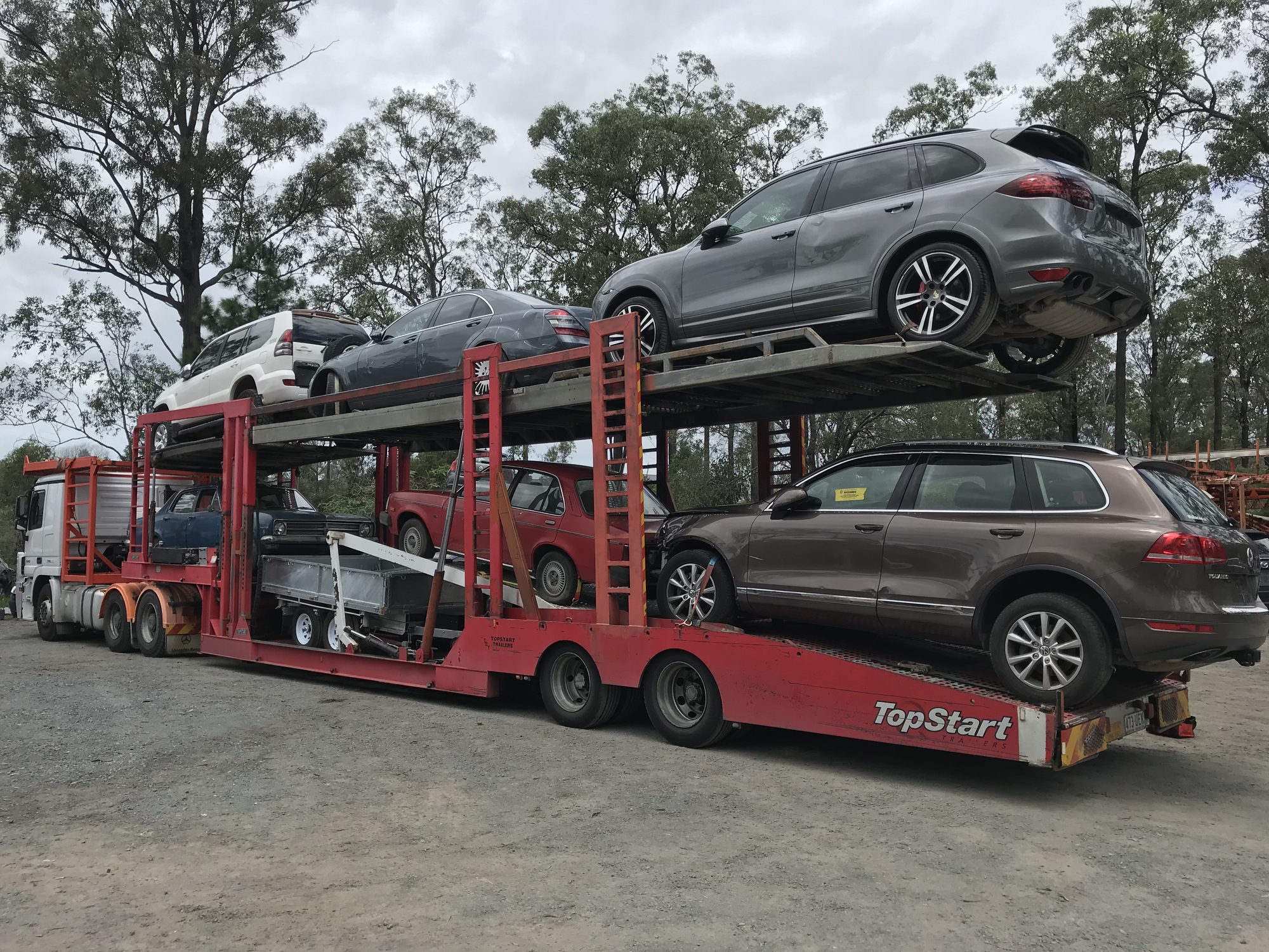 Auto Mover Multi-Level Car Carrier with Four Vehicles