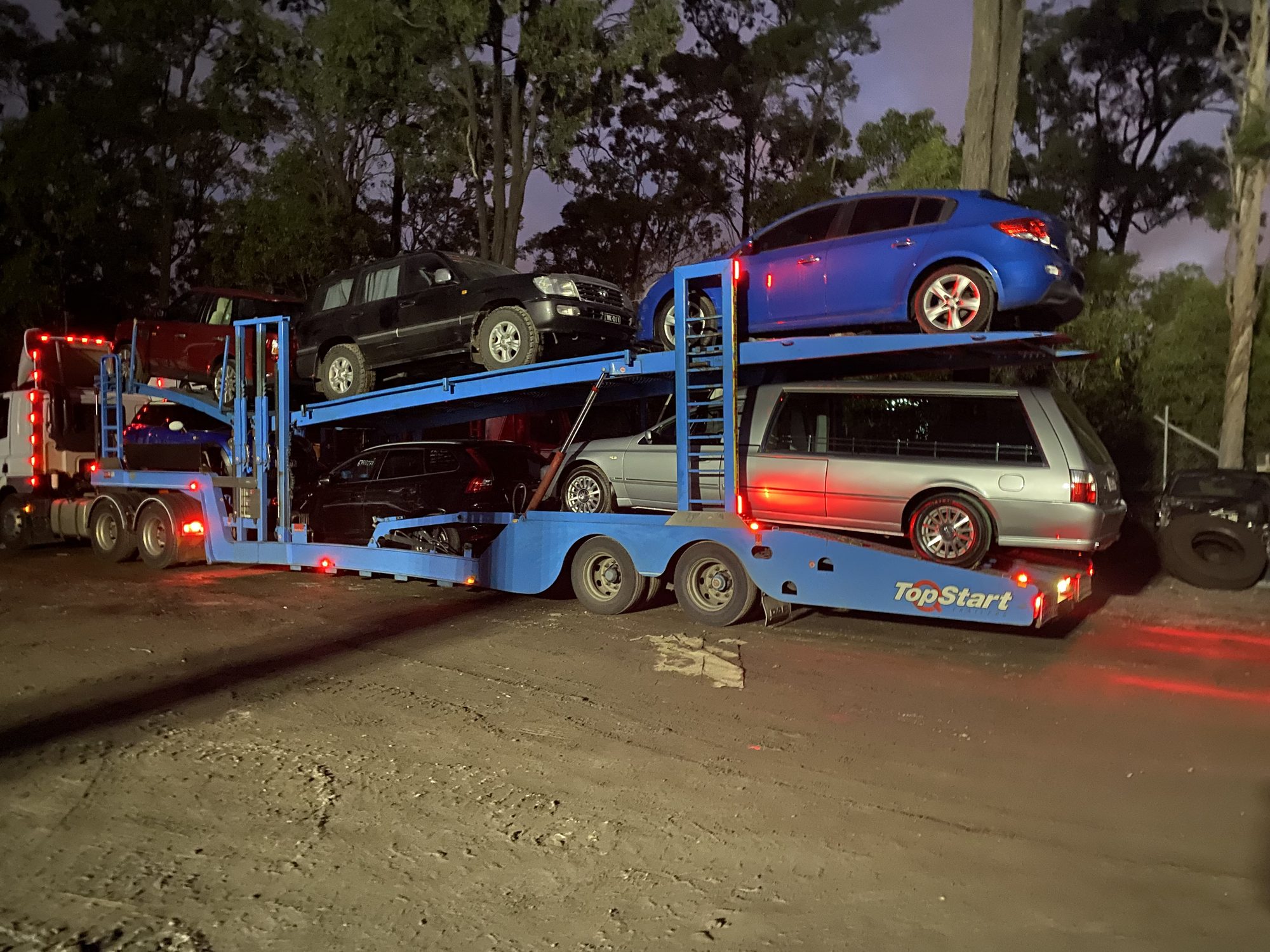 Auto Mover Multi-Level Car Carrier with Four Vehicles