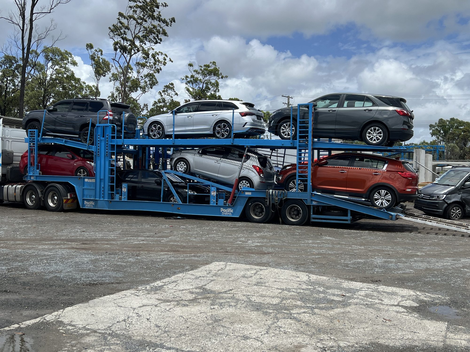 Auto Mover Multi-Level Car Carrier with Sedan Fleet