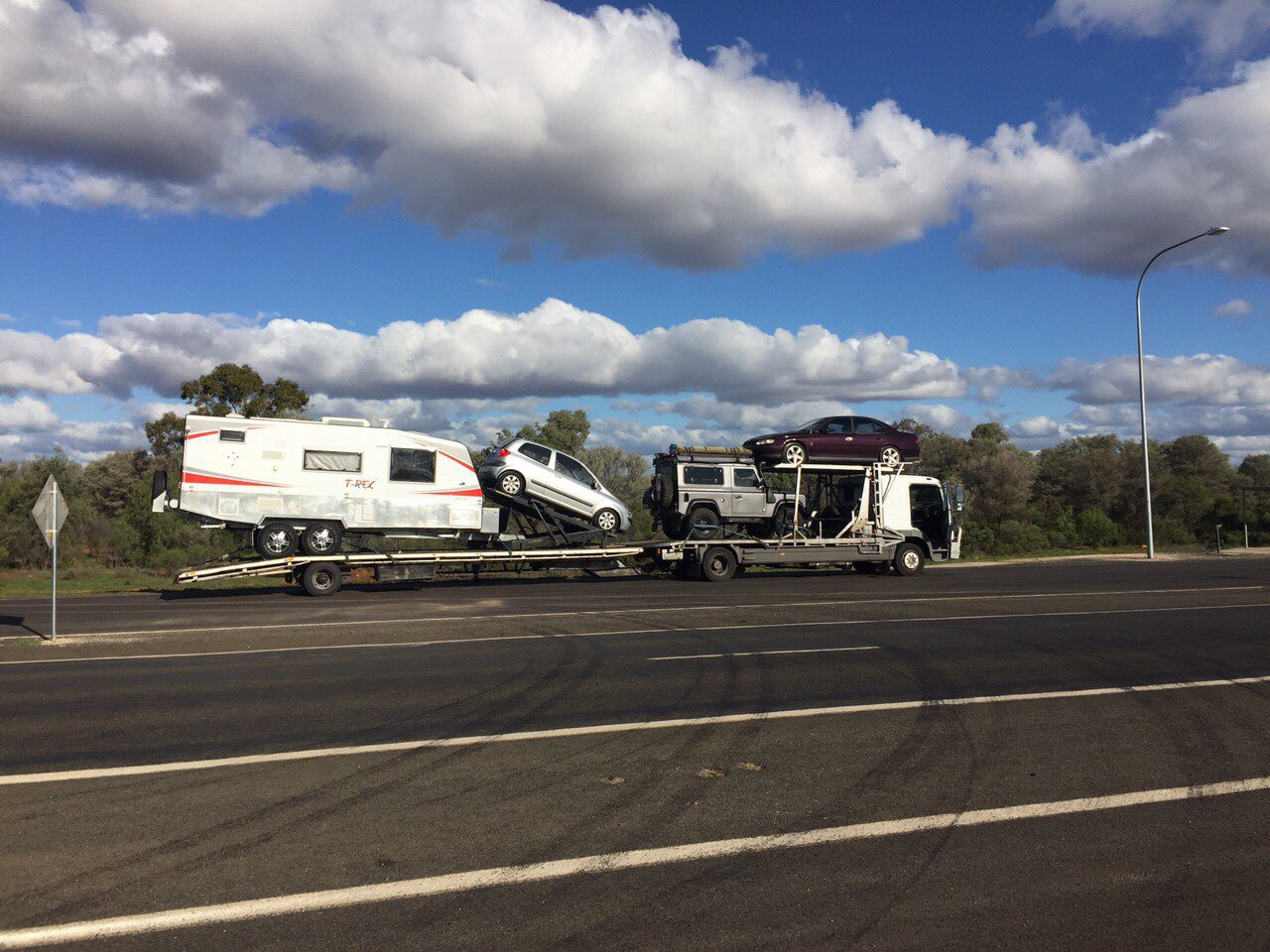 Auto Mover Multi-Vehicle Transport Truck Carrying Caravan and Cars