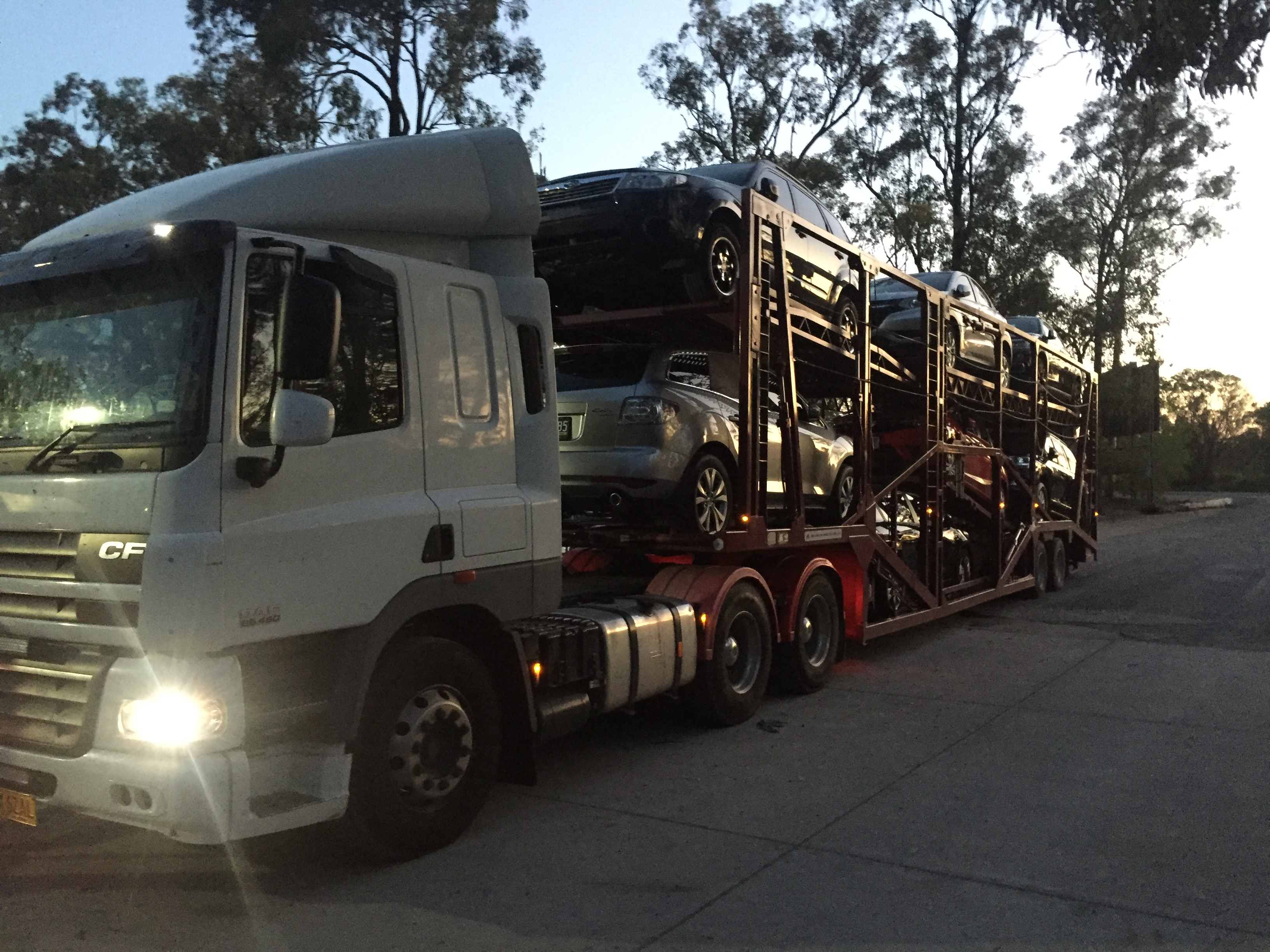 Auto Mover Multi-Vehicle Transport Truck Loaded with Cars
