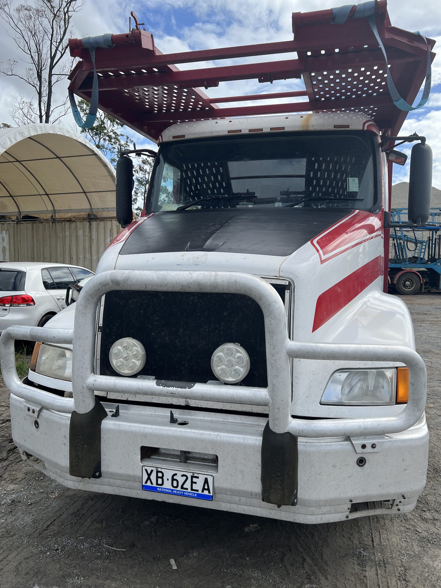Auto Mover White Utility Truck with Custom Bullbar